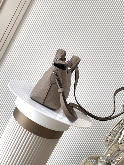 フェンディバッグ側面デザイン